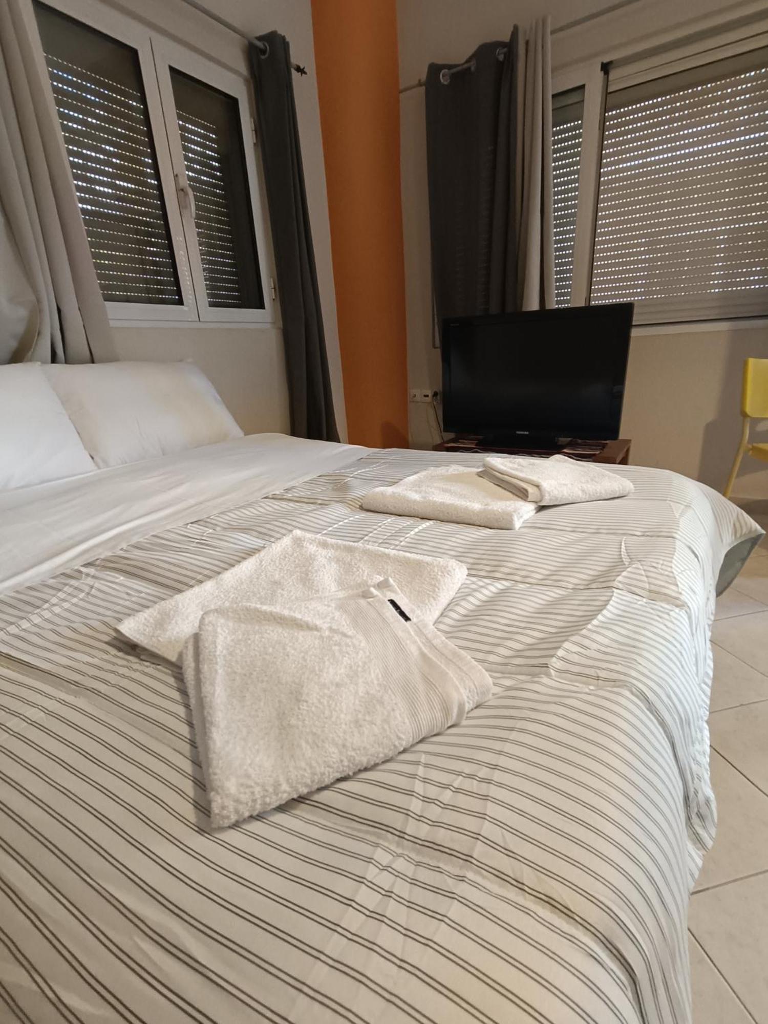 Cozy Apartment In The Center Of Aighion Achaia - Ground Floor - Ισόγειο Στουντιο Aigio Bagian luar foto