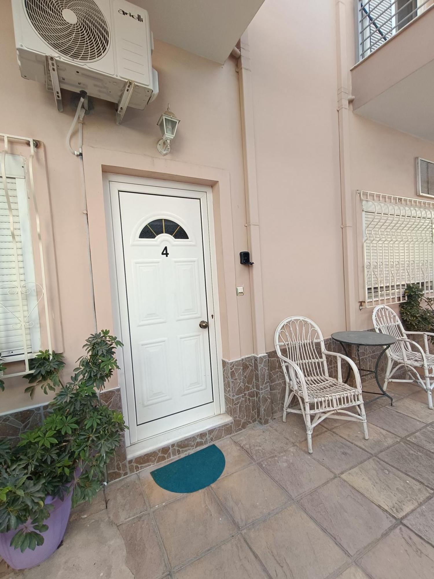 Cozy Apartment In The Center Of Aighion Achaia - Ground Floor - Ισόγειο Στουντιο Aigio Bagian luar foto